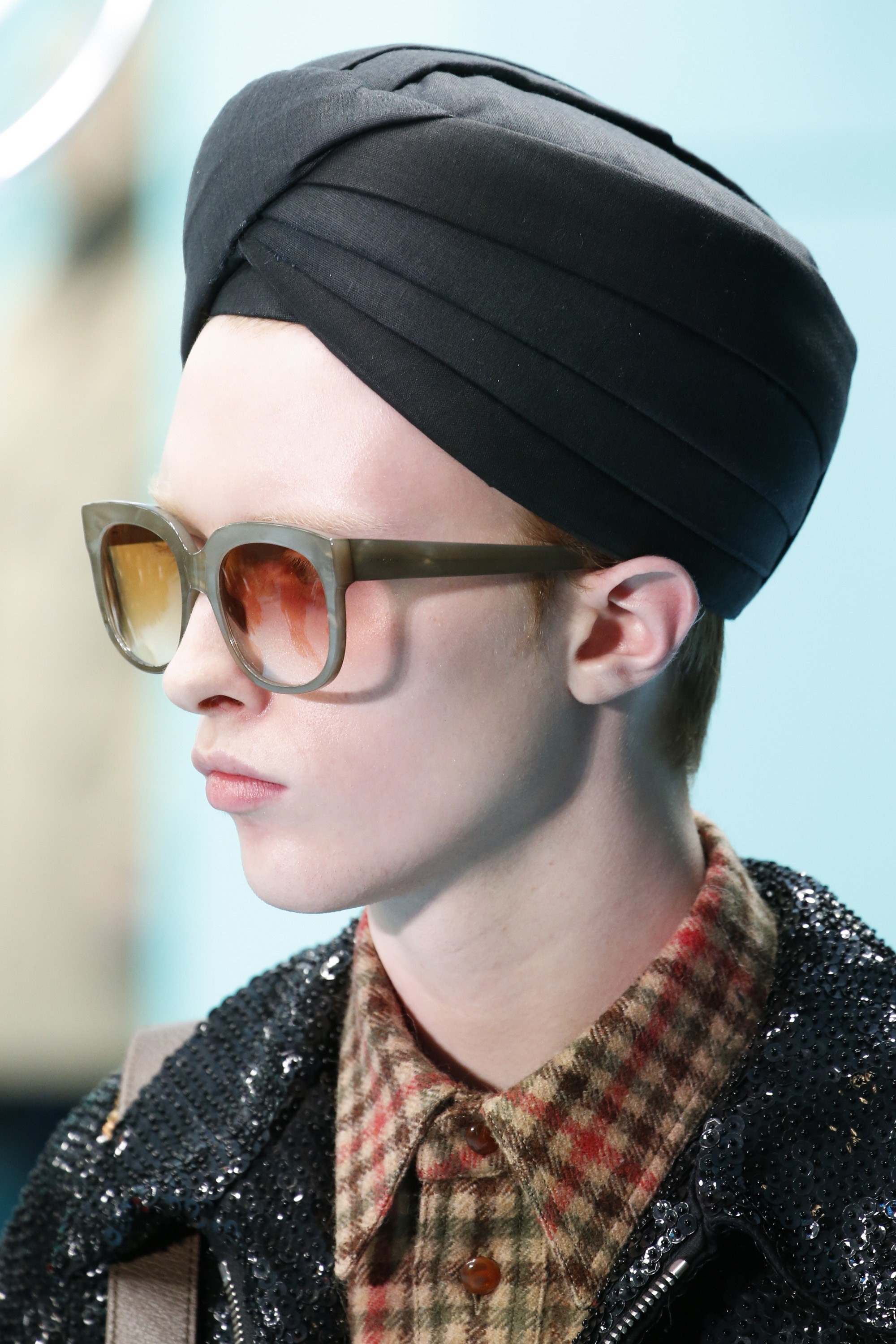 Show mới của Gucci dị quên lối về: Người mẫu ôm... thủ cấp để catwalk, kẻ lại vác nguyên con rồng